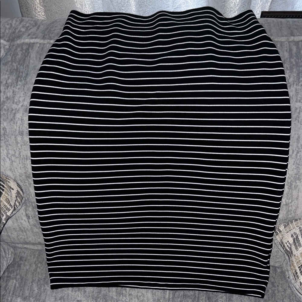 Elegant Striped Pencil Skirt